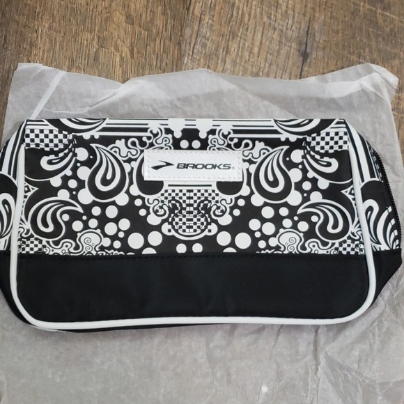 Brooks toiletry/cosmetics bag black and white NWOT - Picture 1 of 4